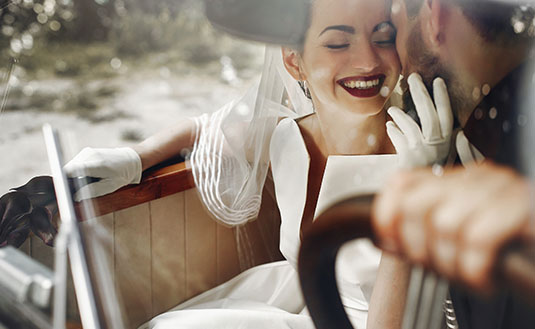 Frau und Mann feiern Vintage-Hochzeit