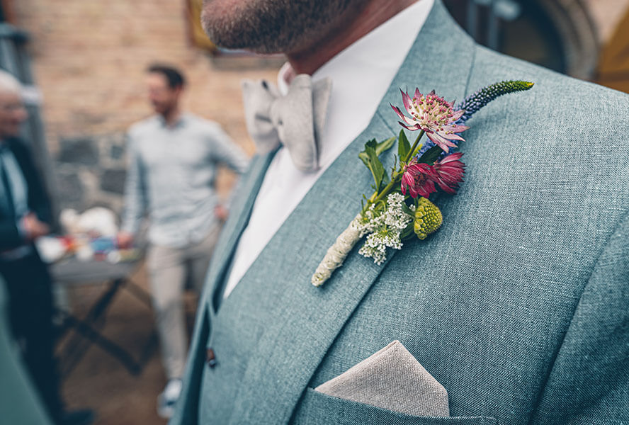 Hochzeitsanzug mit Fliege und passendem Einstecktuch