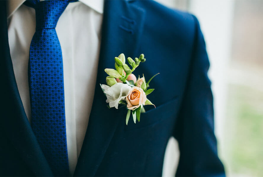 Bräutigamm  mit Krawatte und Boutonniere