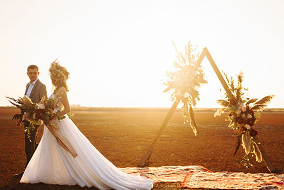 Braut-Paar auf einer Boho-Hochzeit