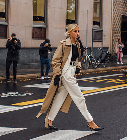 Frau in einem orangenen Seidenrock mit blauem Blazer als Business Casual Look