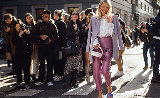 Blonde Frau trägt Color-Blocking-Outfit