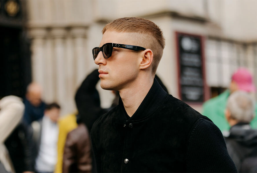 Mann mit dunkelblondem Haar und Sonnenbrille trägt einen French Crop