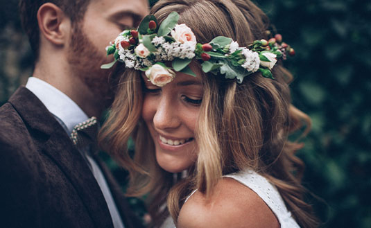 Braut mit Brautjungfern vor der Hochzeit