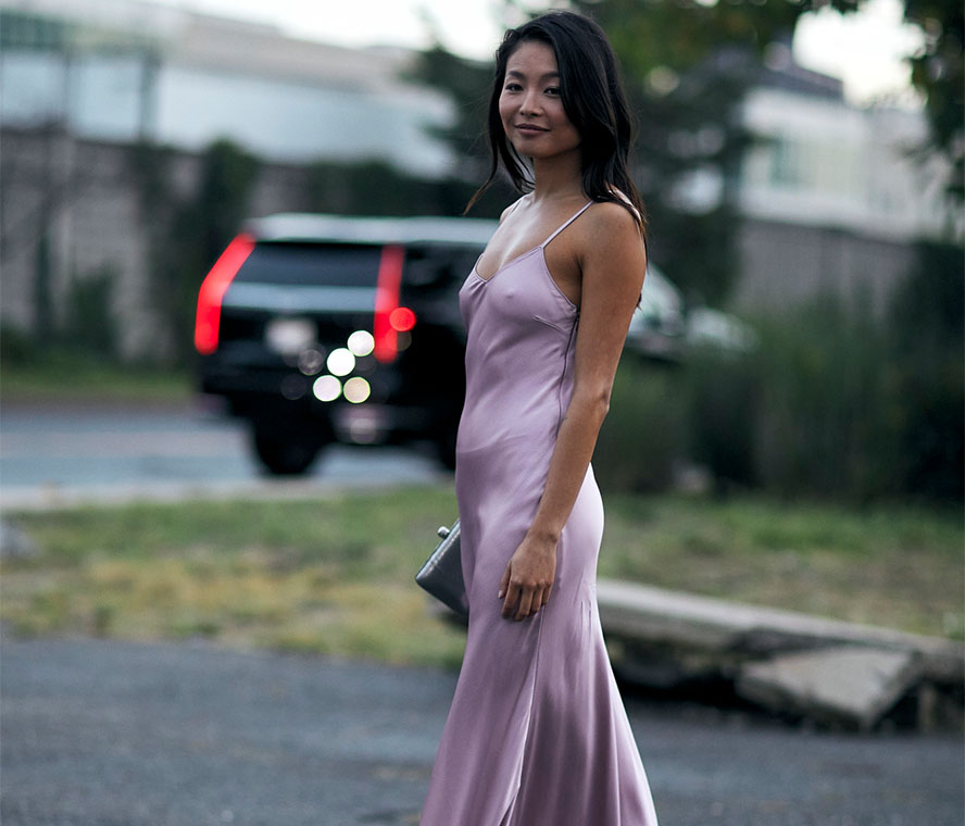 Frau in einem rosa Slip-on-Dress aus Satin