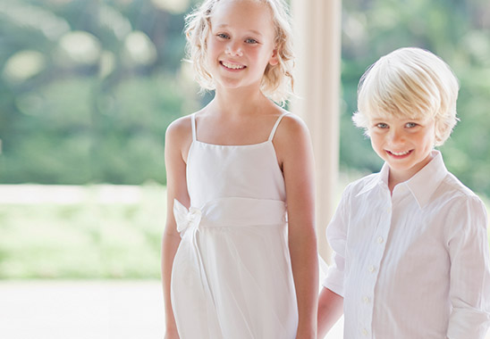 Blumenmädchen und Blumenjunge bei einer Hochzeit