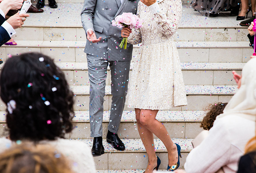 Hochzeitspaar im Standesamt-Look