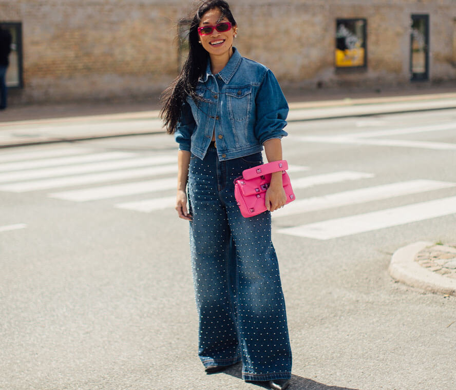 Frau mit perfekt sitzender Jeans