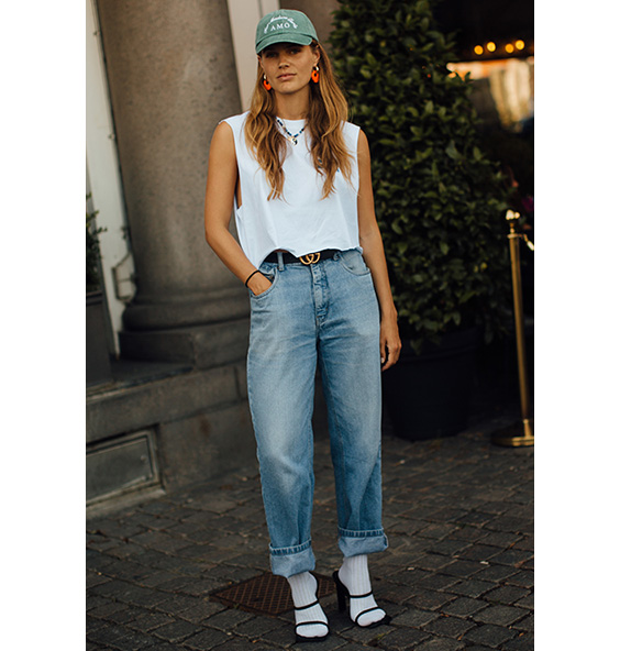 Casual Streetstyle: Lässige Jeans zum weissen Basic-Shit und Statement-Tasche