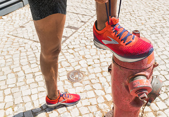 Läufer schnürt rechten Laufschuh