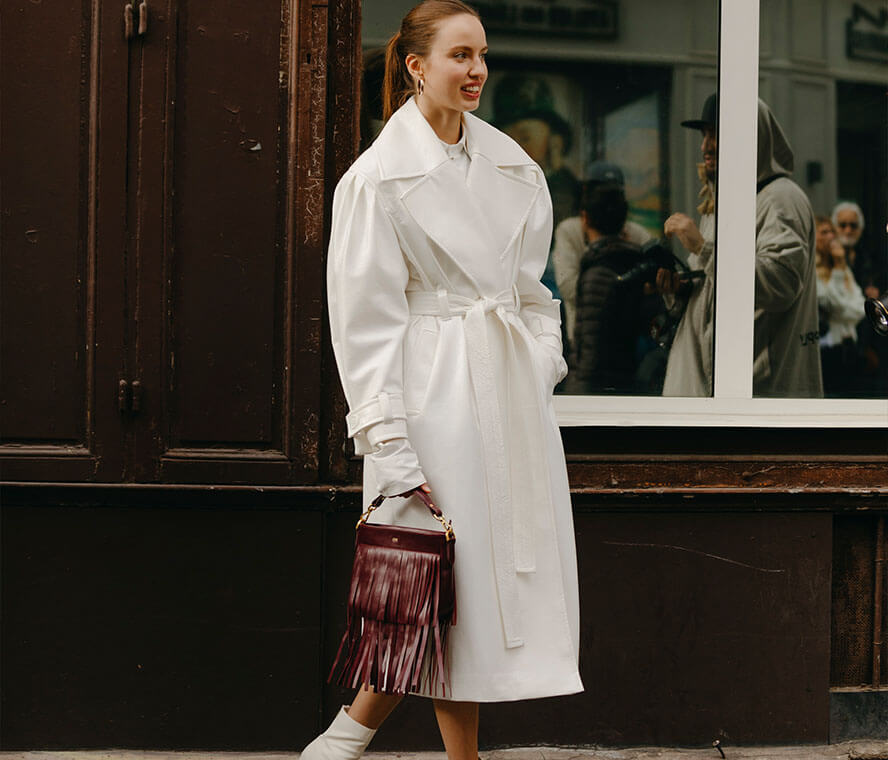 Mode für kleine Frauen mit einem Trenchcoat