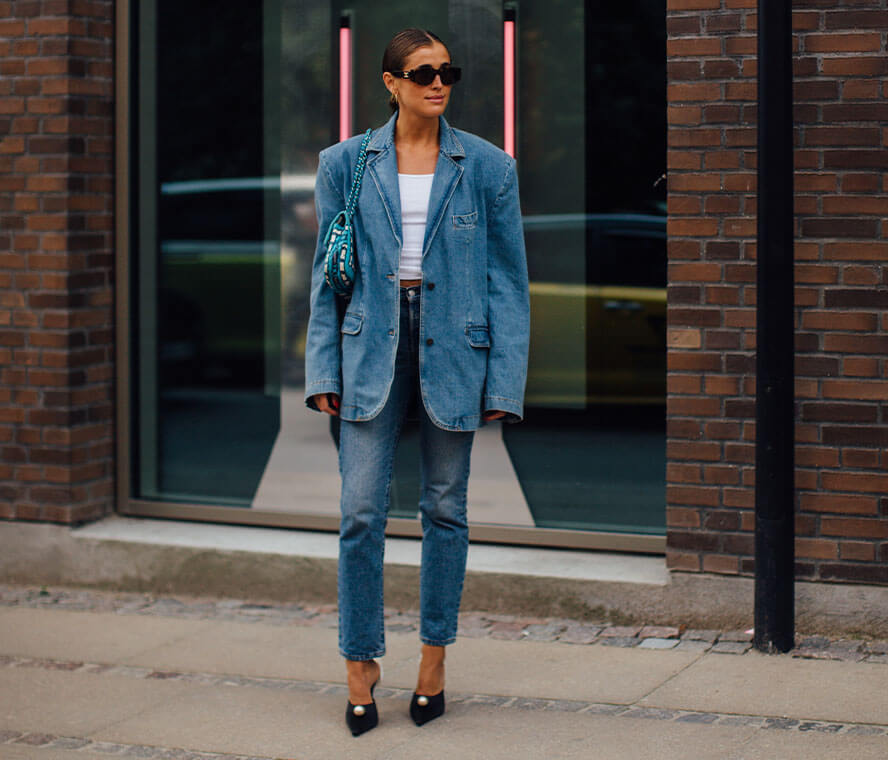 Frau trägt Denim Look mit Styles für Mode für kleine Frauen