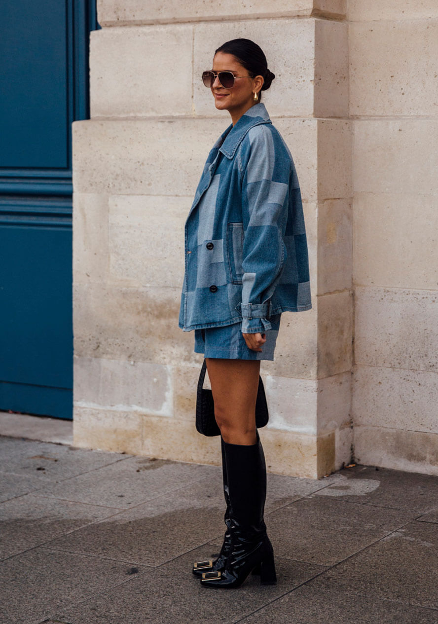 Frau einen Denim all over Look bestehend aus einem Rock und Jeansjacke