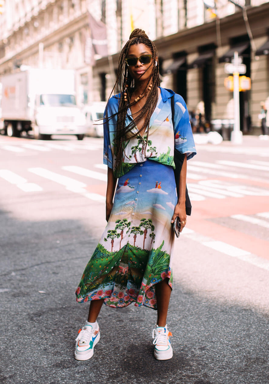 Frau einen Denim all over Look bestehend aus einem Rock und Jeansjacke