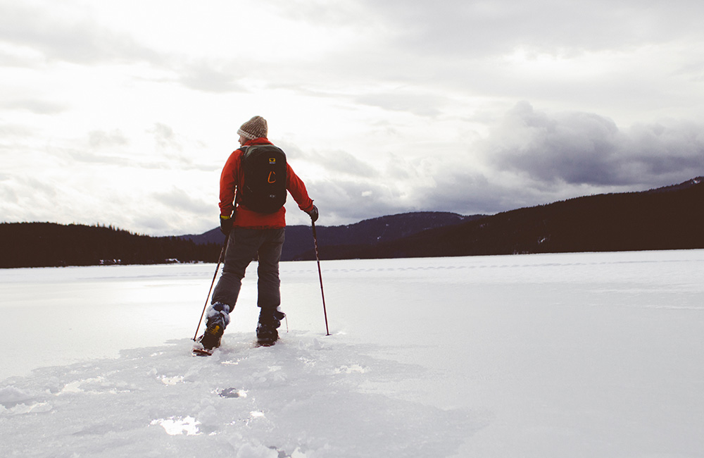 Schneeschuhwandern mit Bergen im Hintergrund