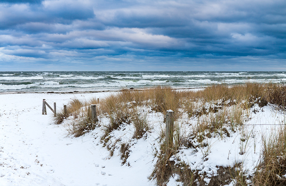 Schneebedeckter Strand