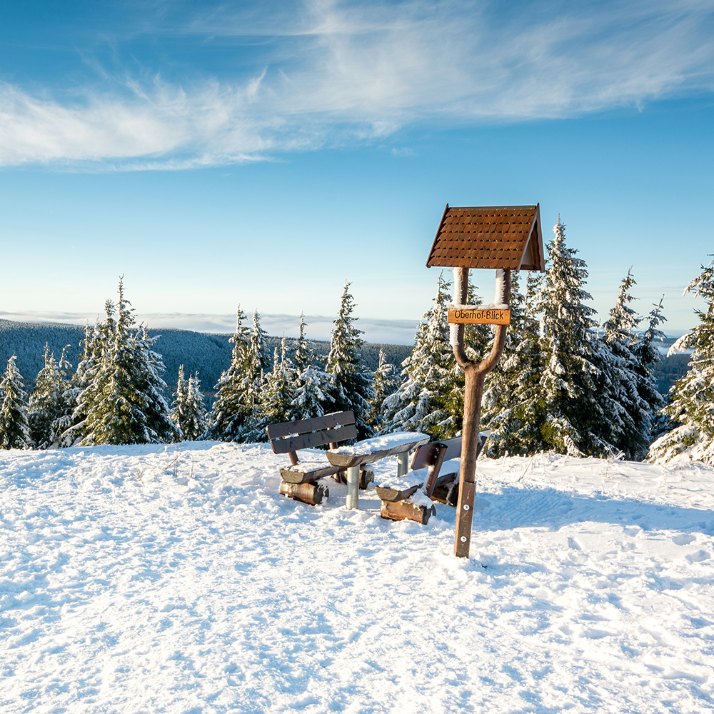 Aussicht über den schneebedeckten Thüringer Wald