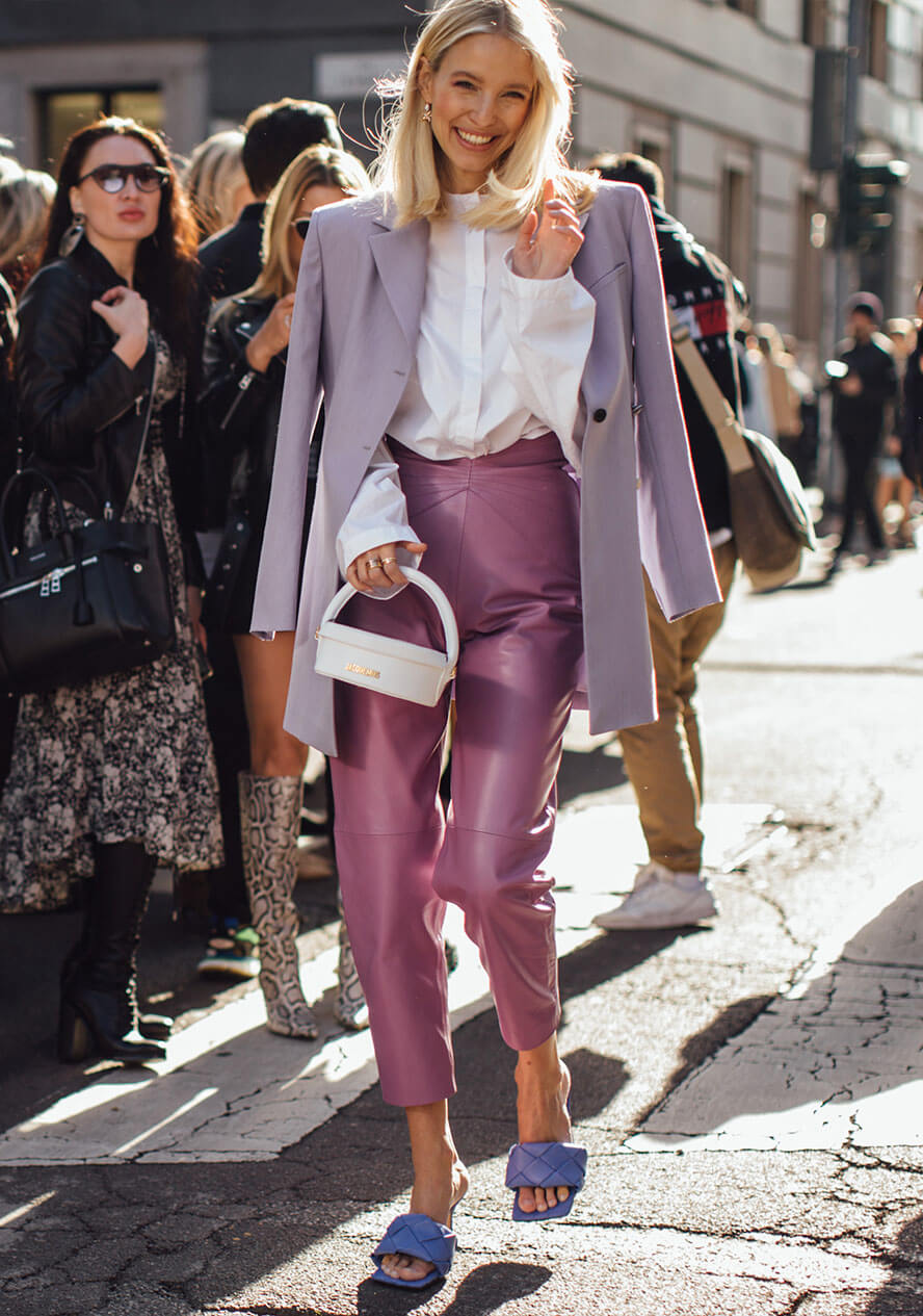 Leonie Hanne trägt einen monochromen Look in rosa und kombiniert einen Blazer zur Lederhose