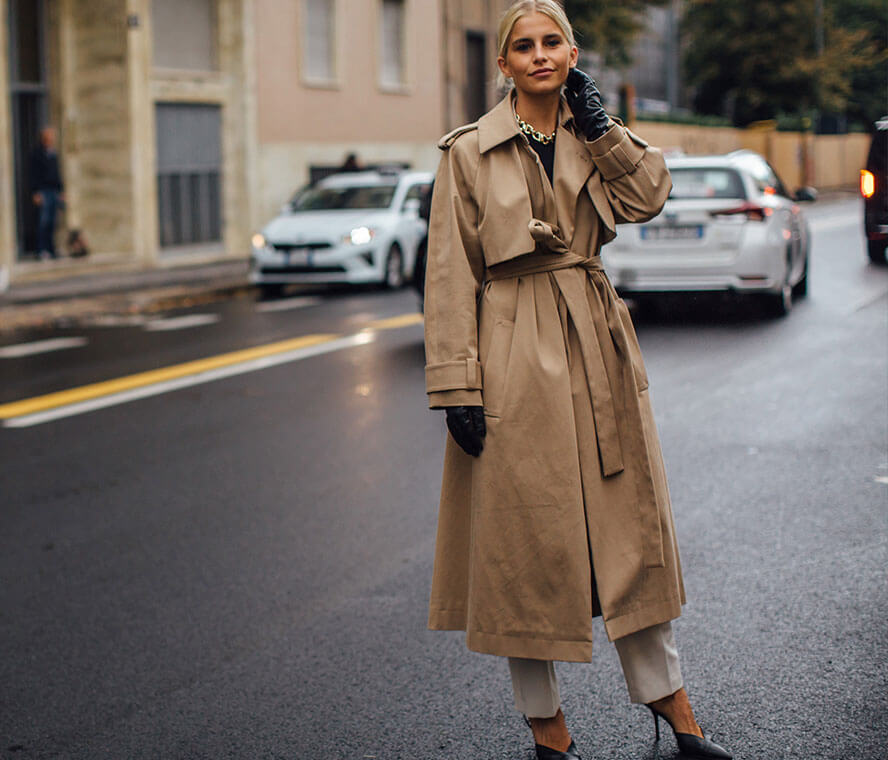 Frau in beigenem Trenchcoat