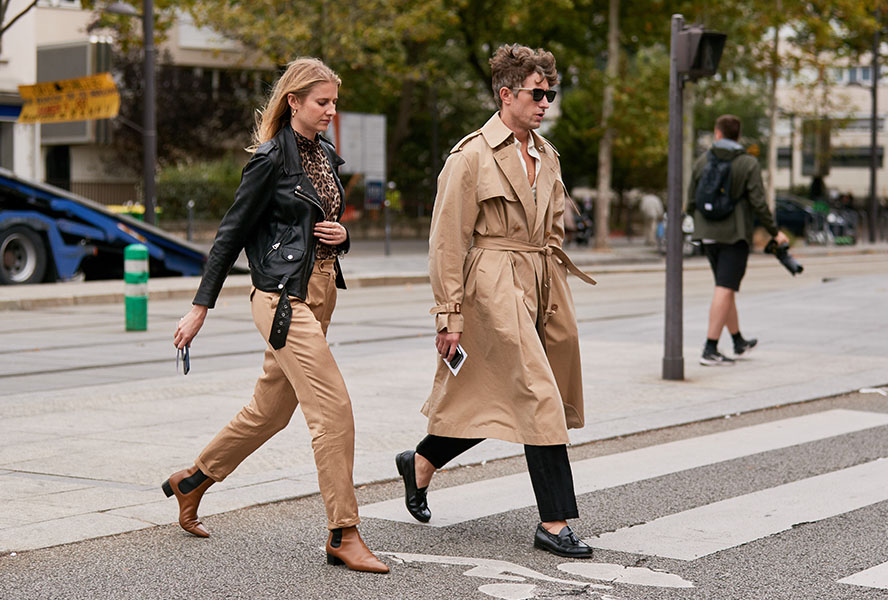 Frau und Mann in Streetstyle-Outfits gekleidet