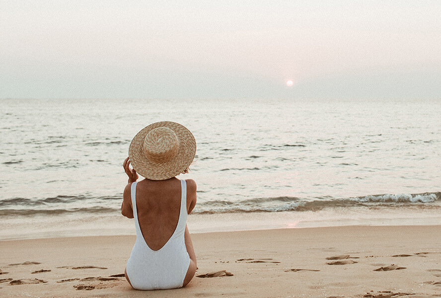 Frau in Badeanzug am Strand