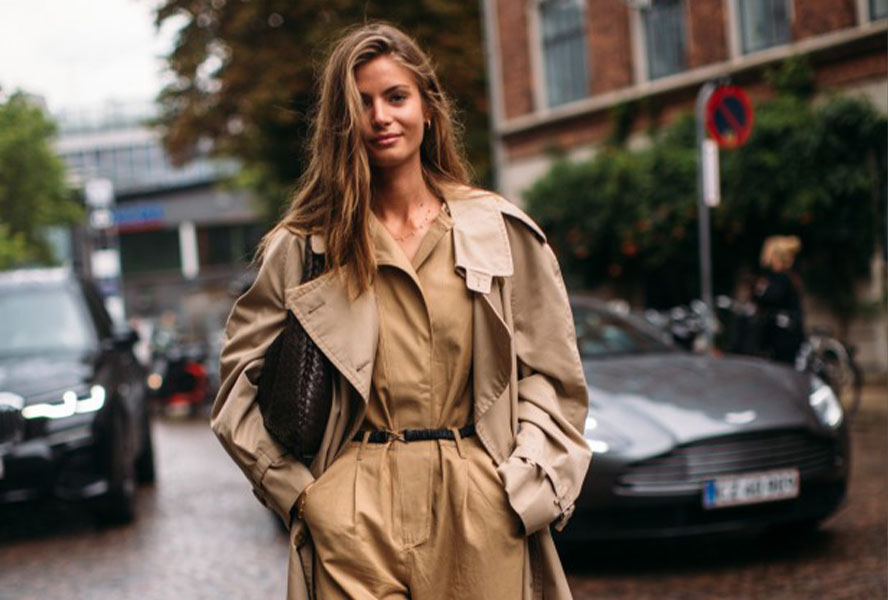 Frau mit beigem Trenchcoat