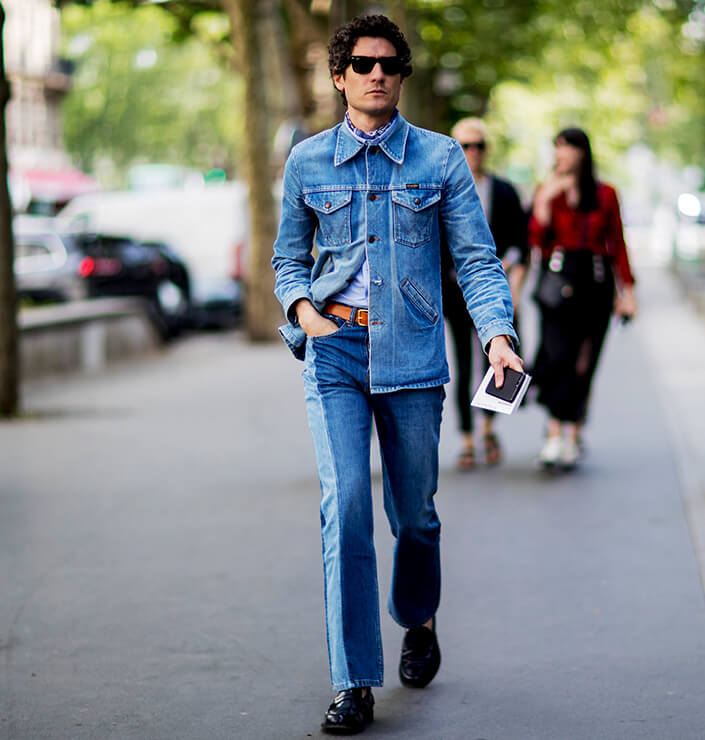 Mann trägt ein Denim Outfit mit Loafern und Sonnenbrille