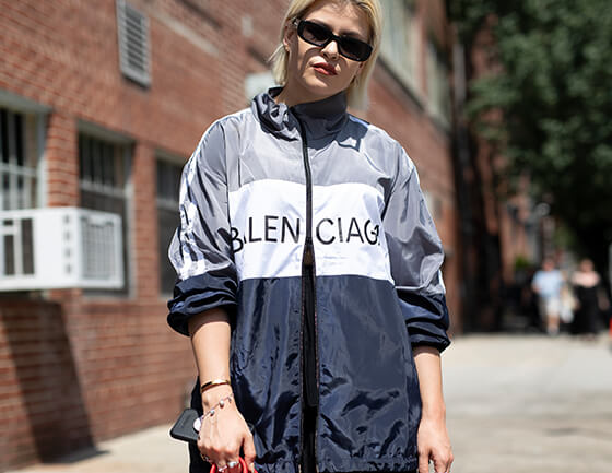 Frau in Balenciaga Track Jacket