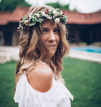 Frau mit Blumenkranz