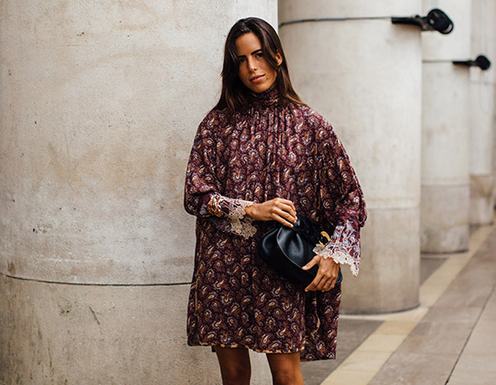 Frau trägt Strickjacke im Boho-Style