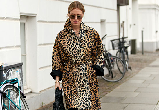 Zwei Frauen mit Animal-Print-Kleidern