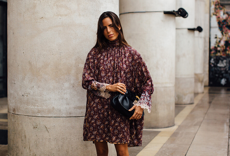 Frau in gemustertem Boho Kleid