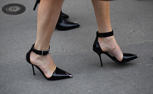 Schwarze High Heels mit Schnalle