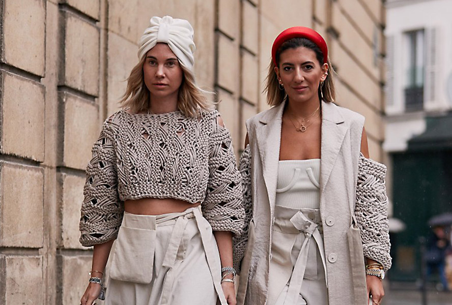 Frauen mit Haarreif und Turban in sommerlichen Outfits