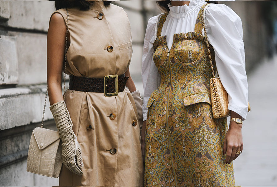 Zwei Frauen in Hochzeitsgast-Outfits