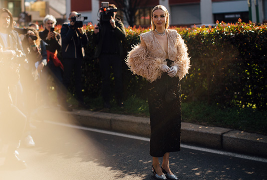 Frau in langem flaschenfarbenem Kleid