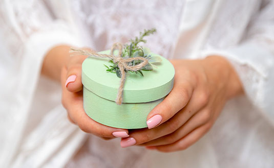 Frau hält Geschenk zur Hochzeit