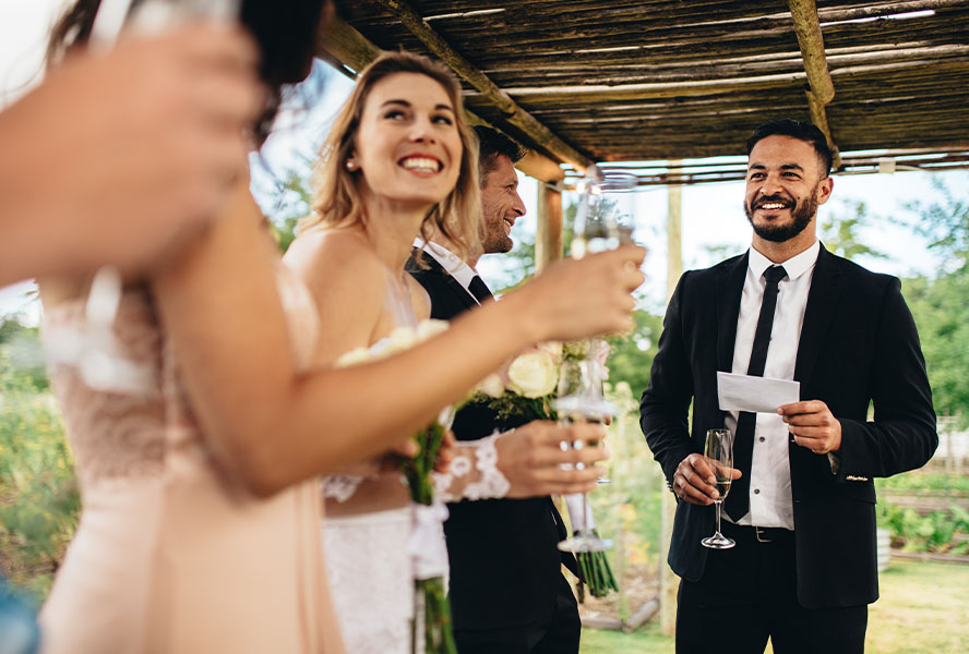 Paar im Outfit für eine Silberhochzeit