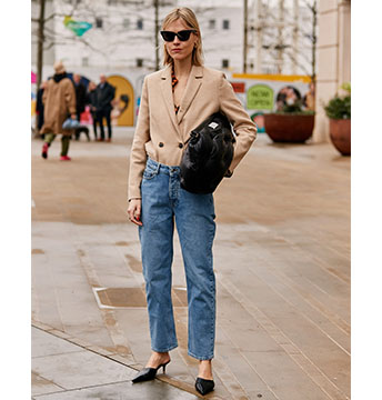 Schlanke Frau trägt Boyfriend Jeans