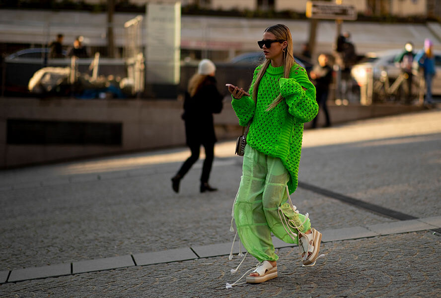 Frau trägt lässiges Outfit aus Mesh