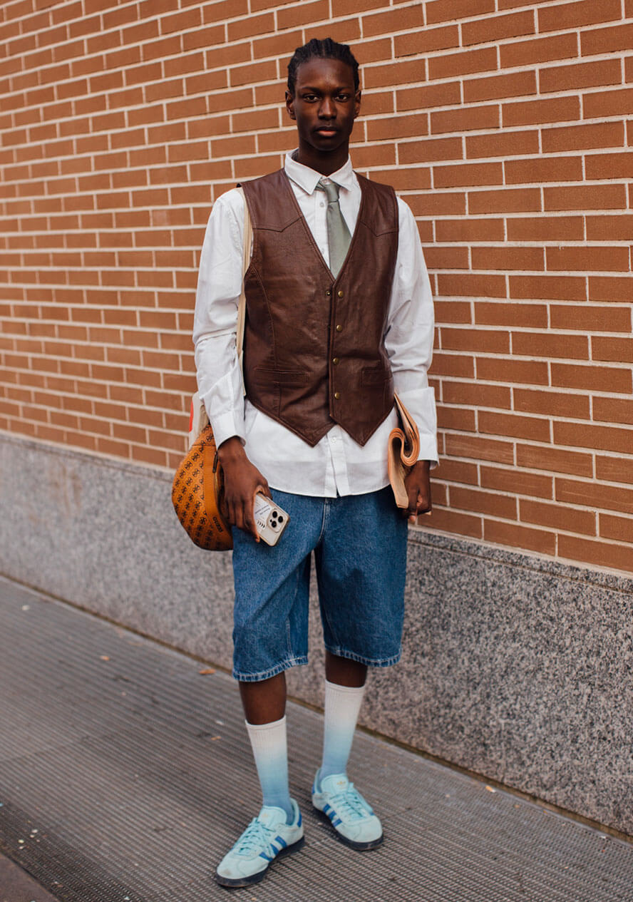 Mann trägt Strickshirt mit Muster zur Shorts