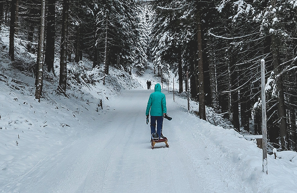 Schlitten wird durch den Schnee gezogen