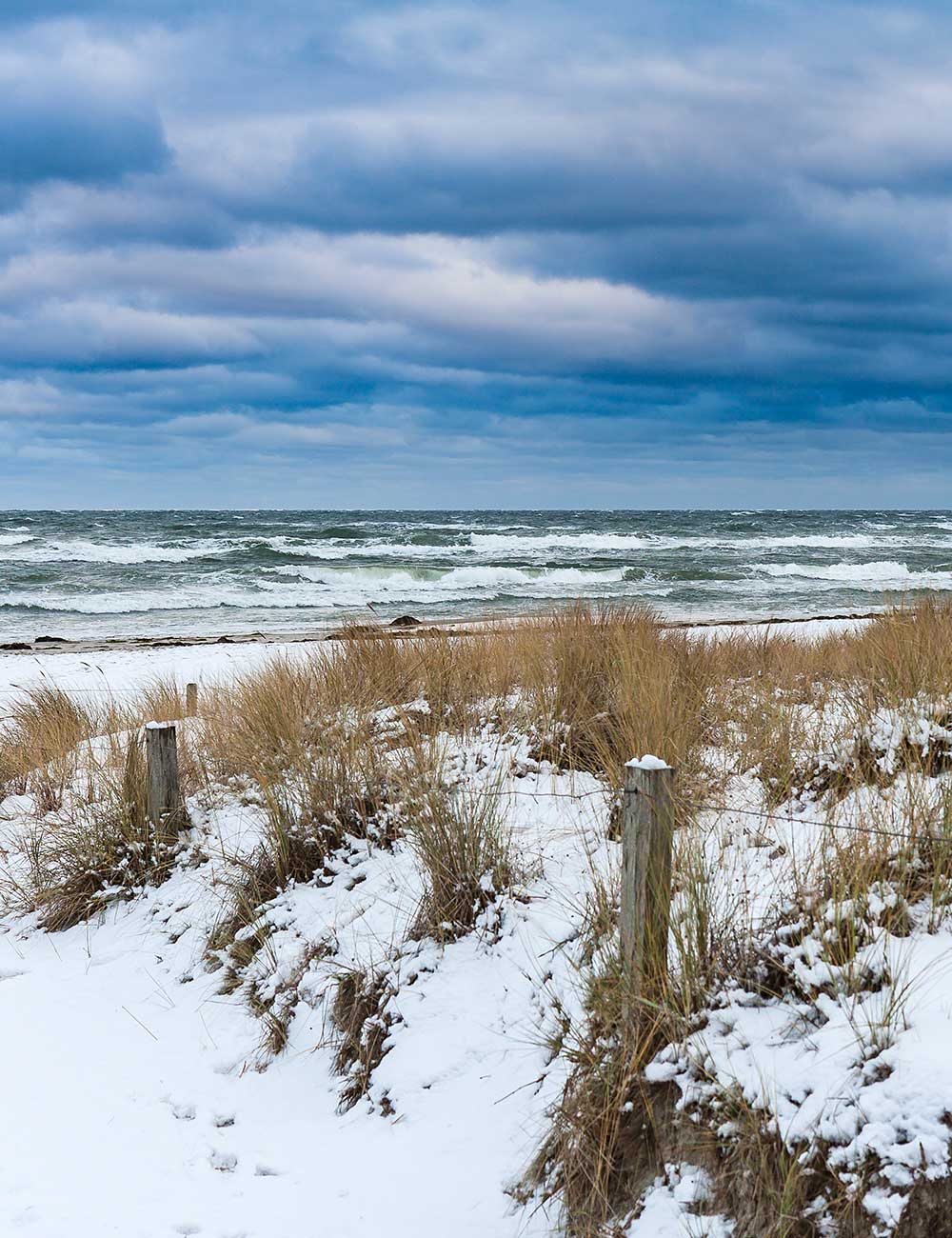 Schneebedeckte Ostsee-Küste