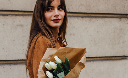 Dunkelhaarige Frau mit Tulpen