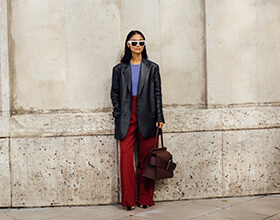 Frau in Color Blocking-Look mit Blazer