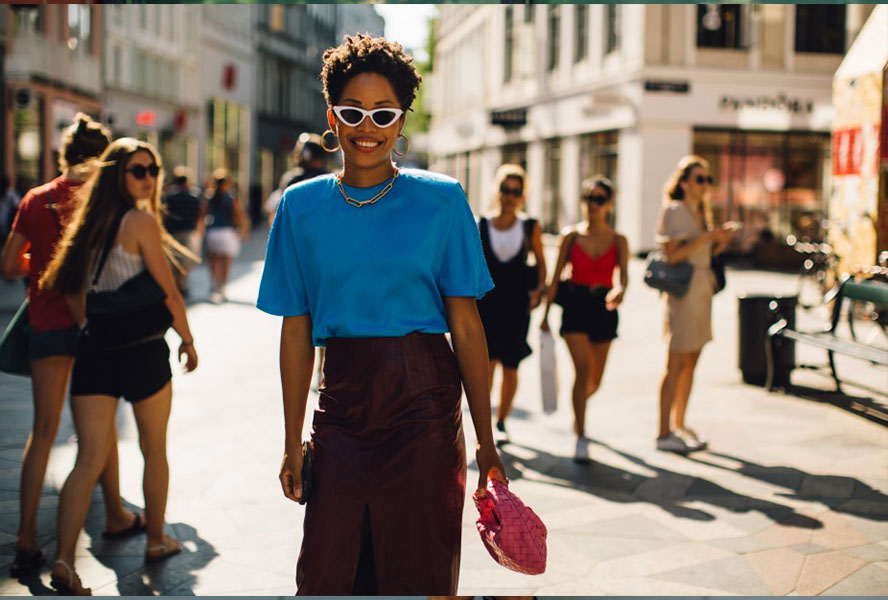 Frau mit blauem T-Shirt und Sonnenbrille