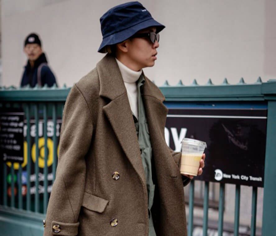 Mann mit Mantel und Bucket Hat