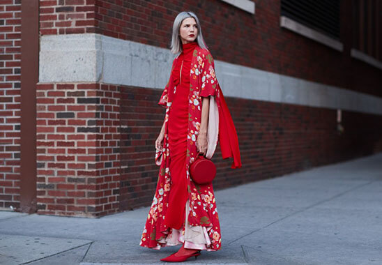 Frau im eleganten floralen Kleid