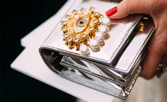 Silberne Clutch mit goldener Applikation