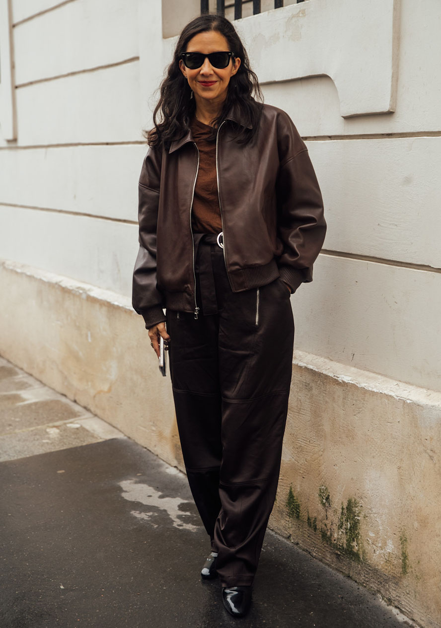 Frau trägt einen Look in der Trendfarbe Mocha Mousse